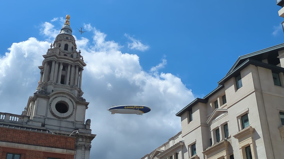 An airship arrives in the UK